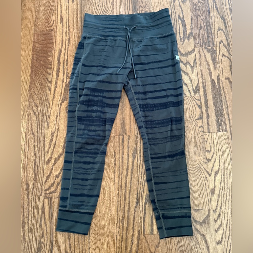 Women’s Vuori Daily Legging in Dark Oregano Shibori Stripe - Sz L